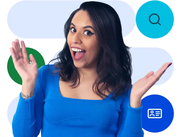 Mulher sorrindo usando blusa azul